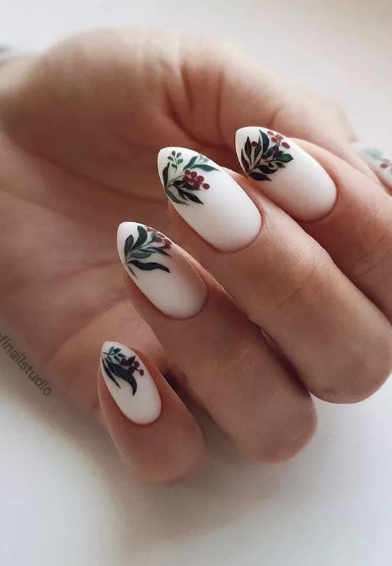 Delicate Holly Nail Art