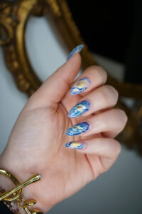 Blue Geode Nails | Geode Nail Art | Geode Nail Trend | Crystal Inspired Nails | Gold Foil Nails | Blue Manicure Inspiration | Summer Nails